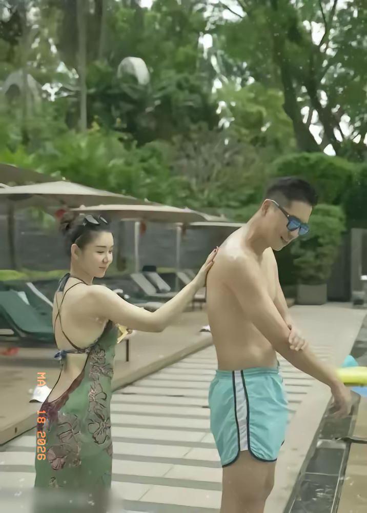 40岁李小萌普吉岛度假照炸屏！
120斤的她和六年前98斤的纤瘦模样比，身材差距