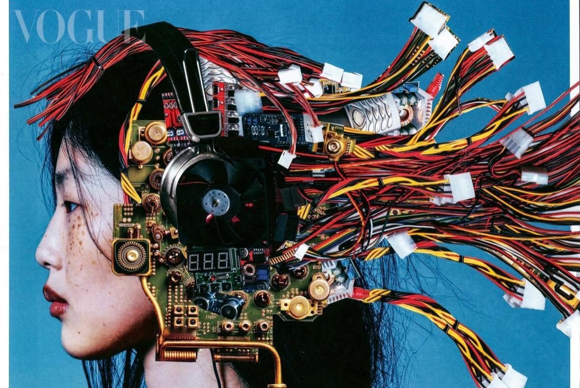 VOGUE Taiwan审视当下的AI时代。通过一组拆解&拼贴重组90年代电子产