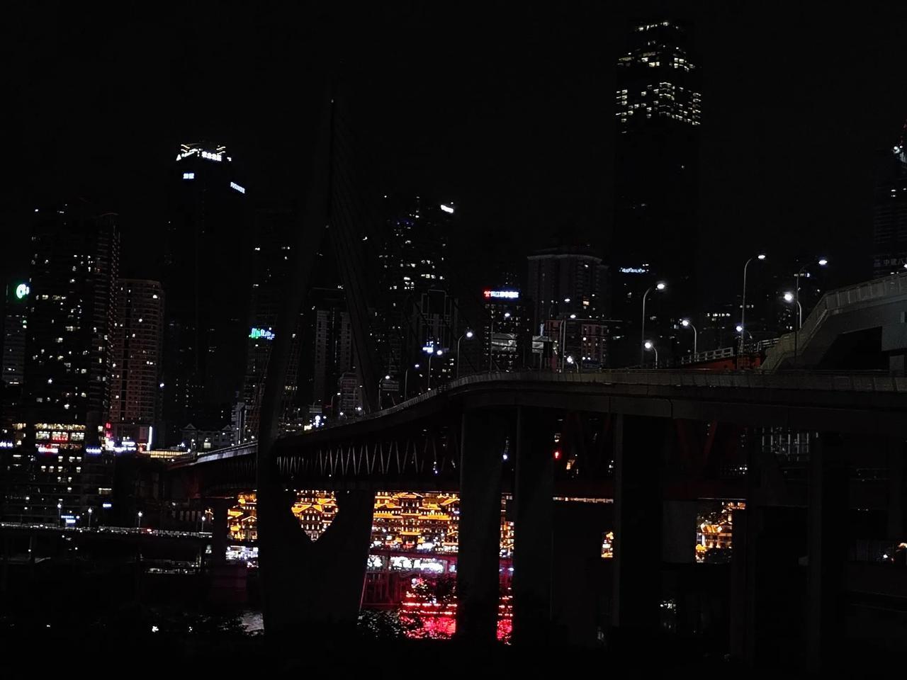 这些年来，重庆被称为8D重庆。我想，也许是因为这座城市的夜景吧？夜幕下的重庆，灯