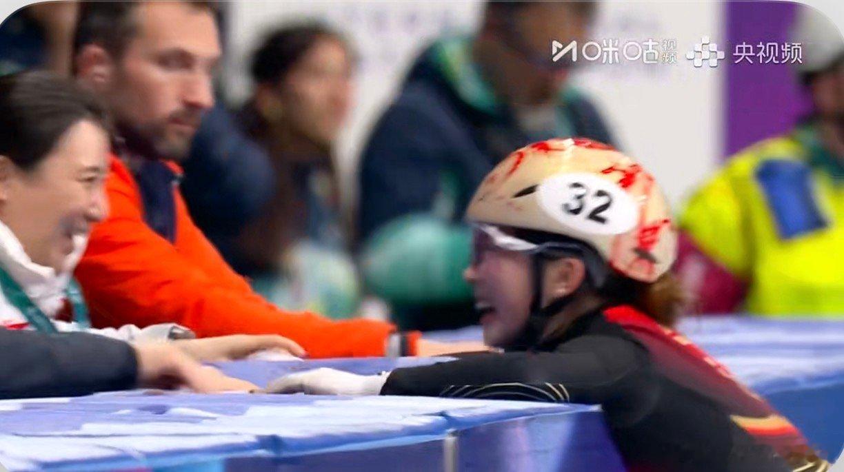 G2组除了杨婧茹全部摔倒杨婧茹和中国香港队运动员“意外”晋级决赛 