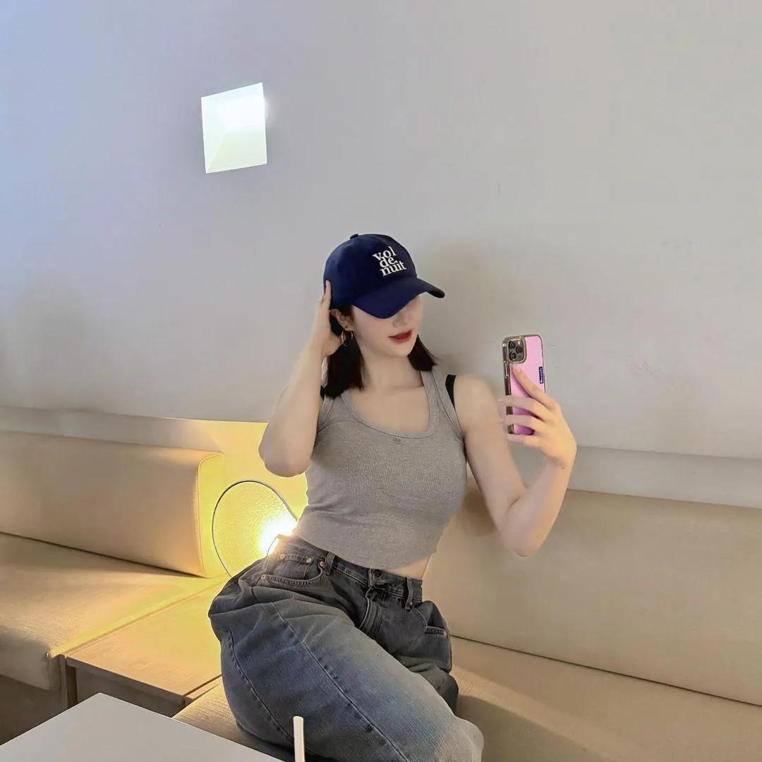 绿荫斜照午后闲
#美景如画俏佳人# #妖娆俏佳人# #谁家玉女俏容颜# #暧媚飞