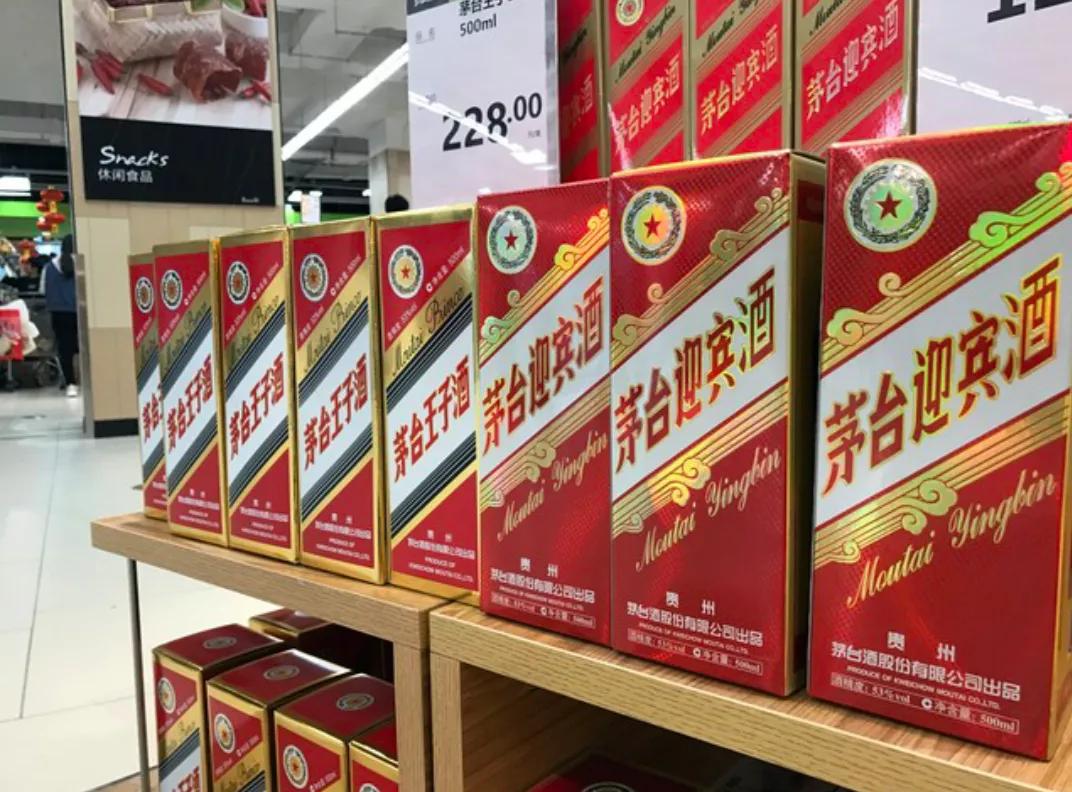 
有些自媒体胡说八道，用没有来源或者非官方的假消息进行创作或者解读，误导读者赚流