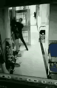 恐怕不死也致残了…………这既是该女子的噩梦也是旁边小朋友的恶梦………这是往要命的