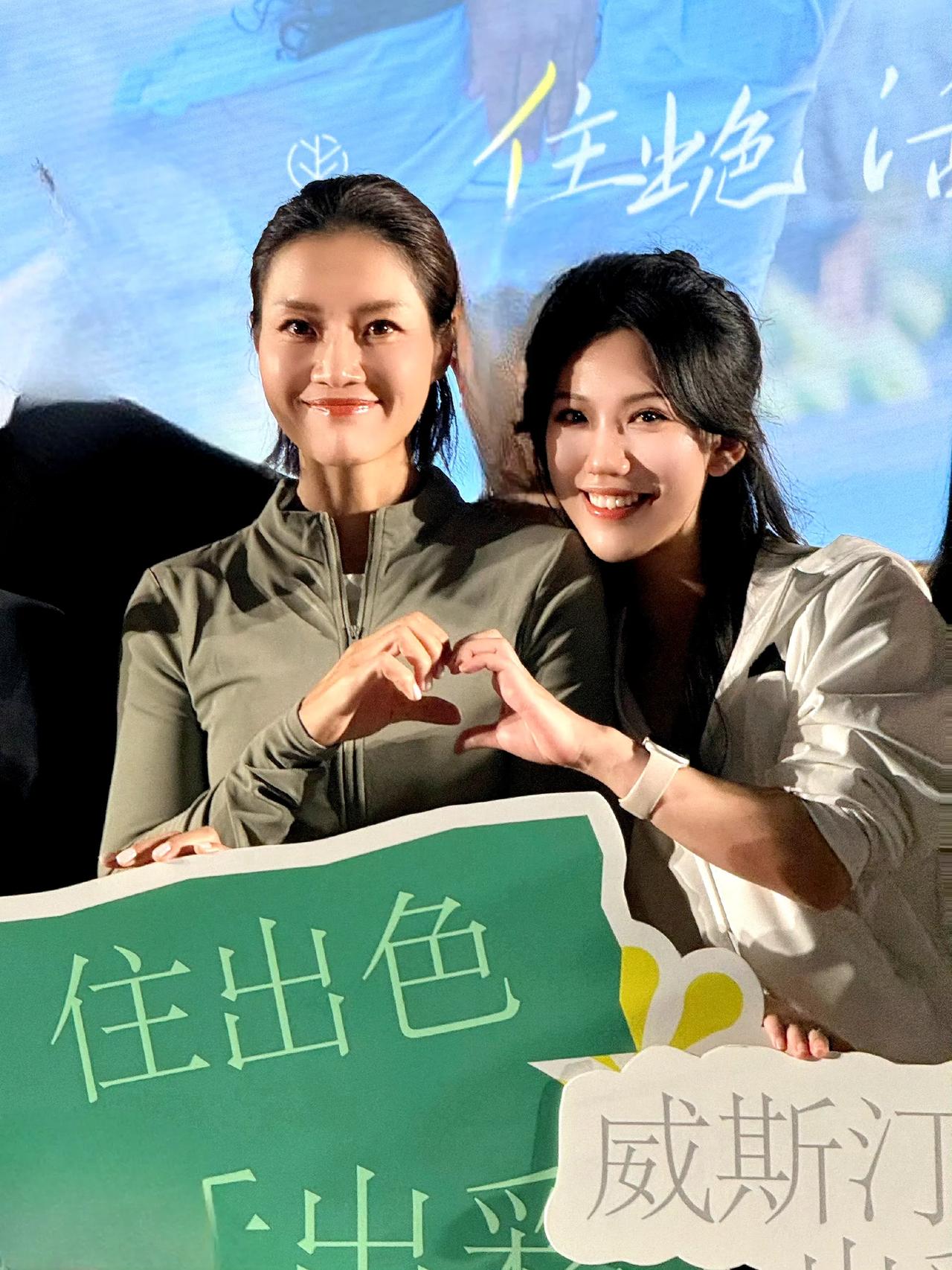 李娜退役后。真是越来越会美妆打扮了！站在颜值博主身边，颜值和气质丝毫不比对方差！