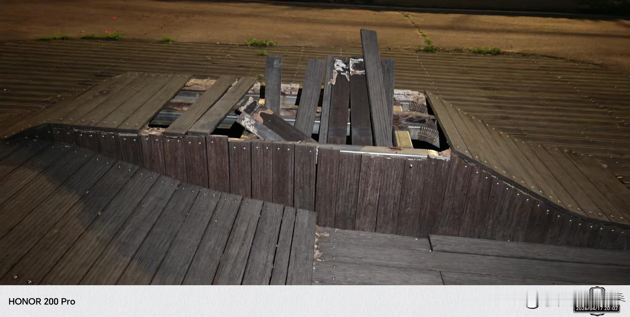 夜逛宁海县杨溪亲水平台，怎么如此破破烂烂也熟视无睹？