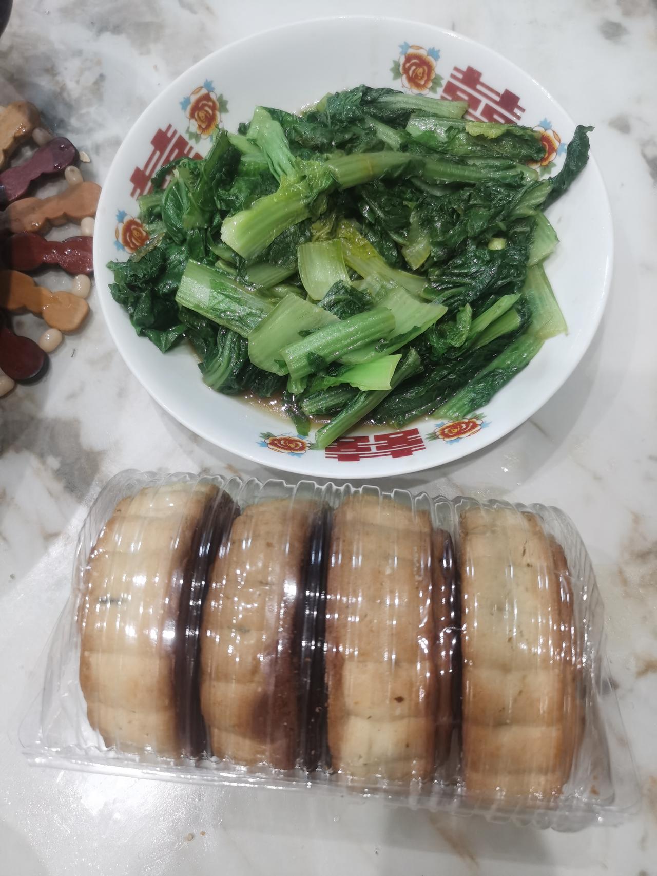 45岁前上市集团办公室主任，今年中秋，我们家的团圆饭：一盘炒青菜，一盒十几块钱的