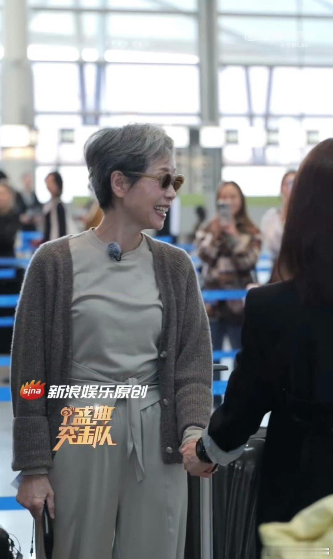 叶童陈德容牵手  叶童陈德容热聊 哇塞，两位童年女神牵手热聊了，满满的童年回忆啊
