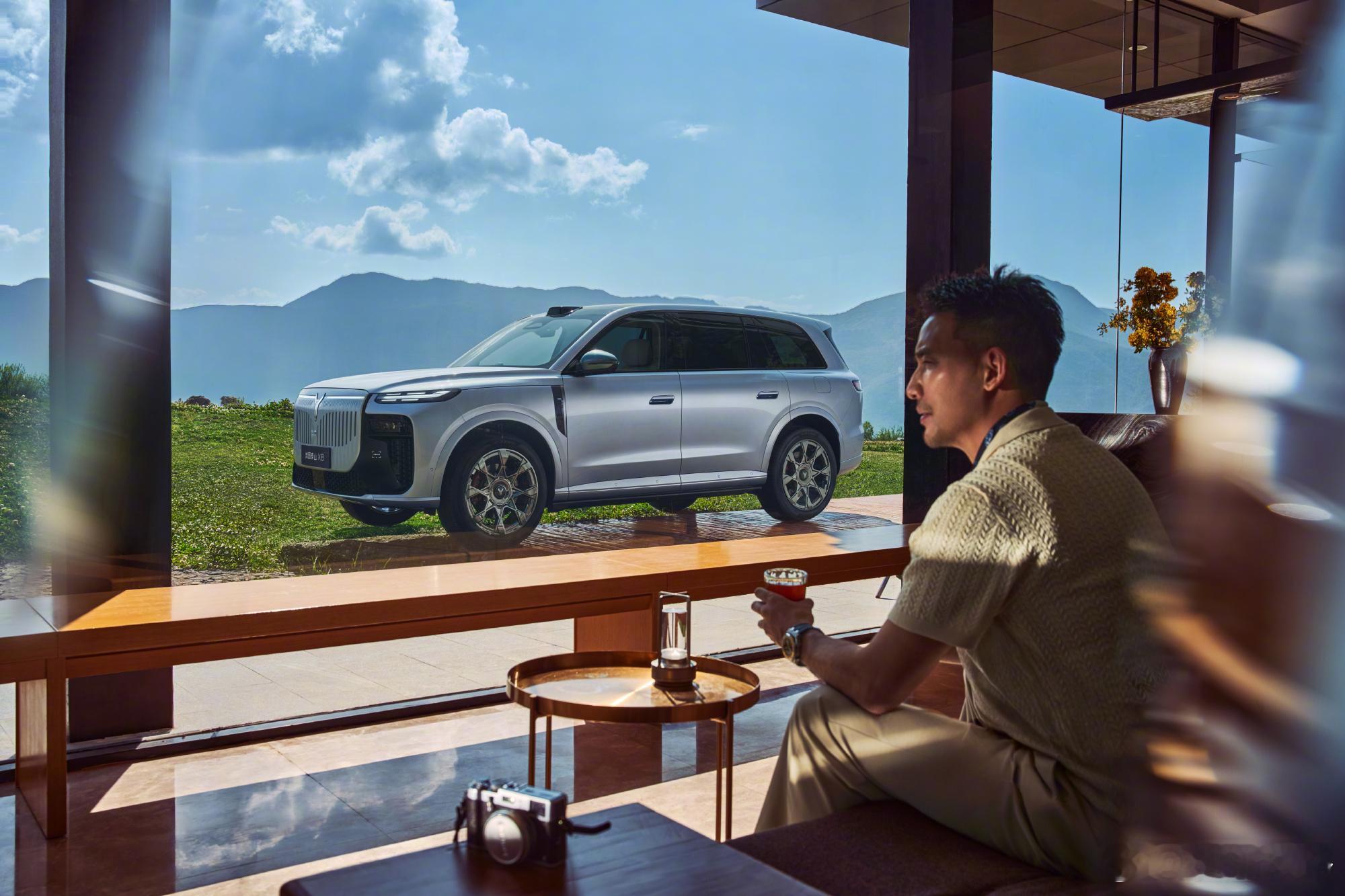 车企发布会现场狂发888杯奶茶  岚图泰山X8预售发布会上真是实力宠粉，直接现场