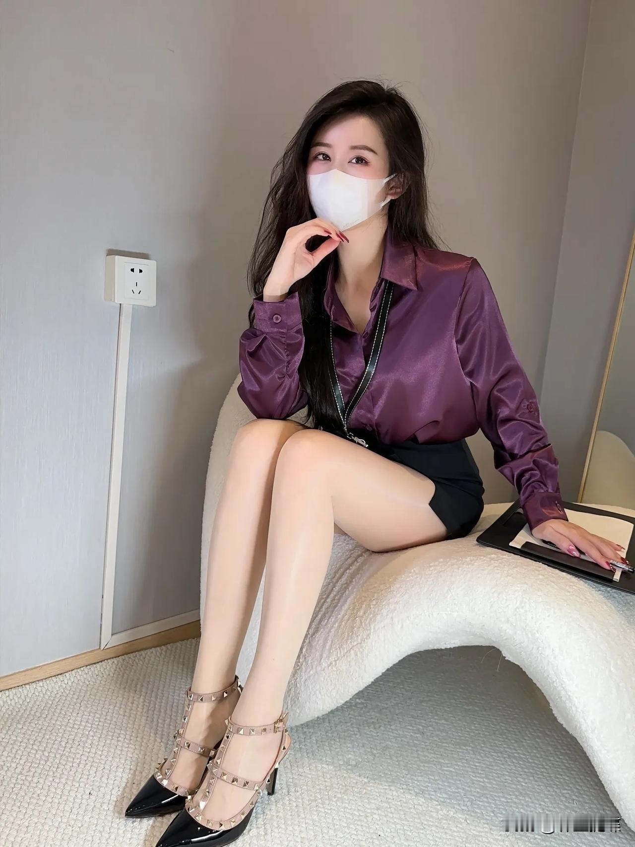 紫缎衬衫 + 黑短裙 + 马油肉丝+铆钉高跟鞋，这组职场风穿搭，慵懒又性感！
