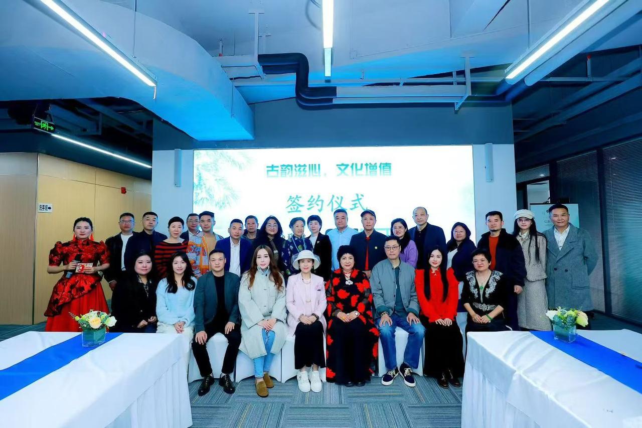 在古韵滋心，文化增值的签约仪式上，灵魂有香气的女神少秋大姐洪子晴女神和亞太领袖会