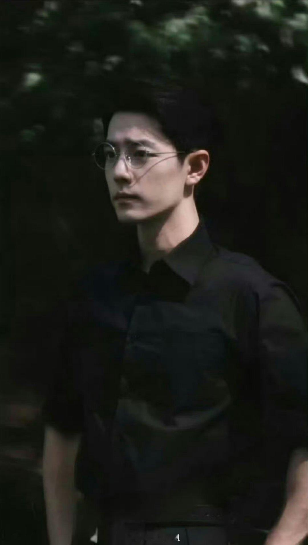 哇哦，肖战的全黑西装妆造，还带着眼镜，这冷酷的斯文霸道总裁的感觉立马就出来了啊，