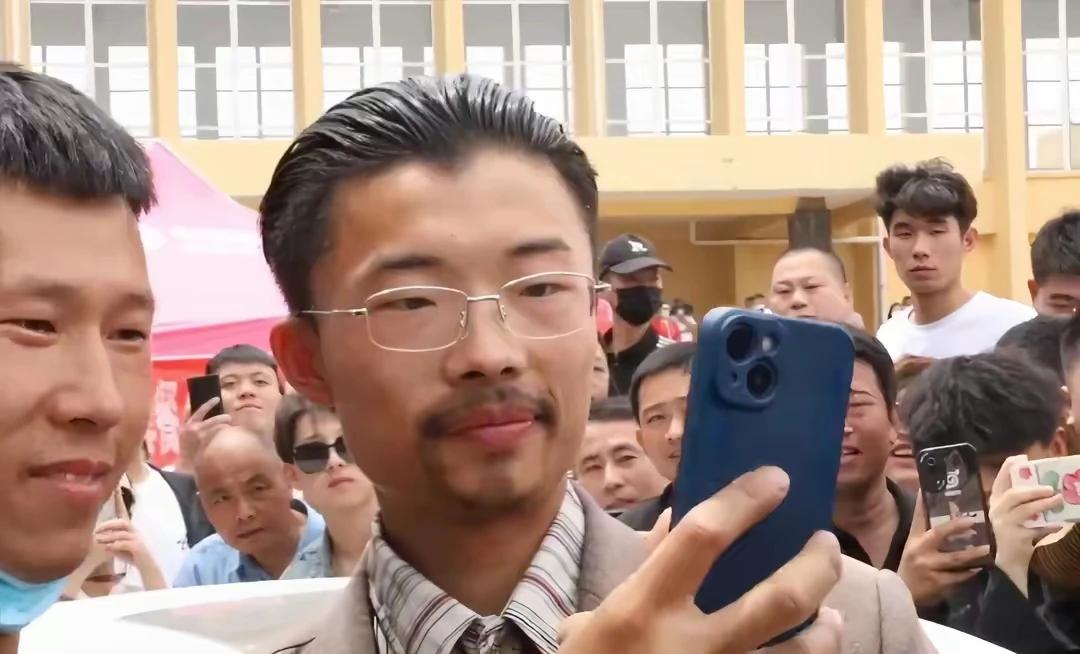 人靠衣装，马靠鞍[赞][赞][赞]帅哥一枚
