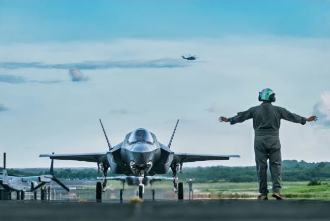 美国又动手了，出动多达20架战斗机。

当地时间1月10日，美军再次出动战斗机对