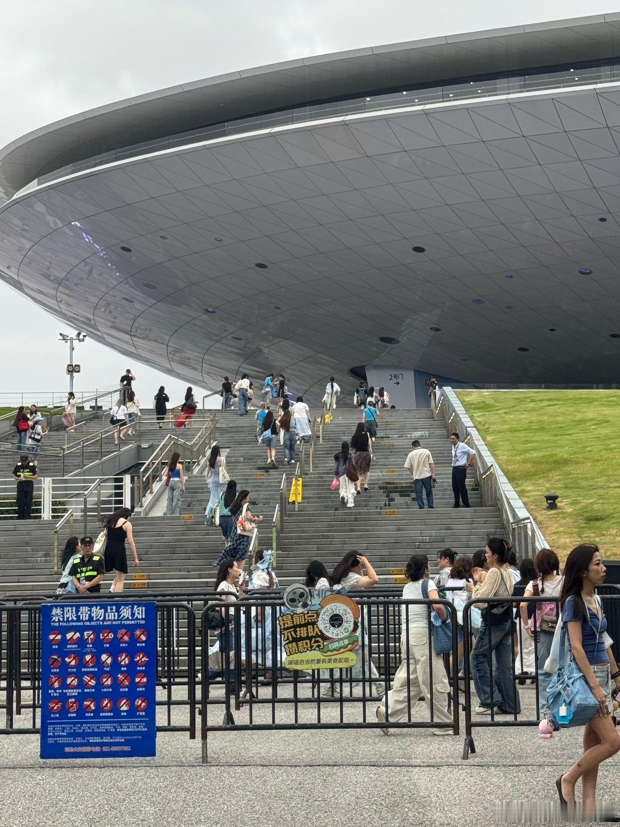 鹭卓上海演唱会彩排 没有阴雨天气干扰出行，大批粉丝提前抵达场馆有序等候，鹭卓完成