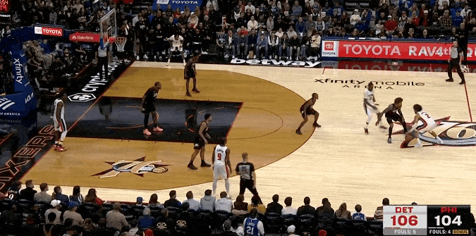 强！坎宁安这记隔扣真像科比！
在今天NBA常规赛活塞对阵费城的第四节比赛中，坎宁