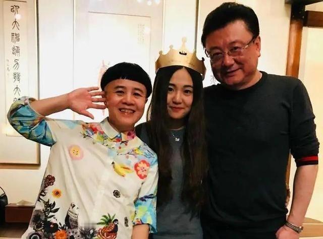 当年，“国脸”王宁和“金龟子”刘纯燕去领结婚证时，刘纯燕娇羞地躲在王宁背后。工作