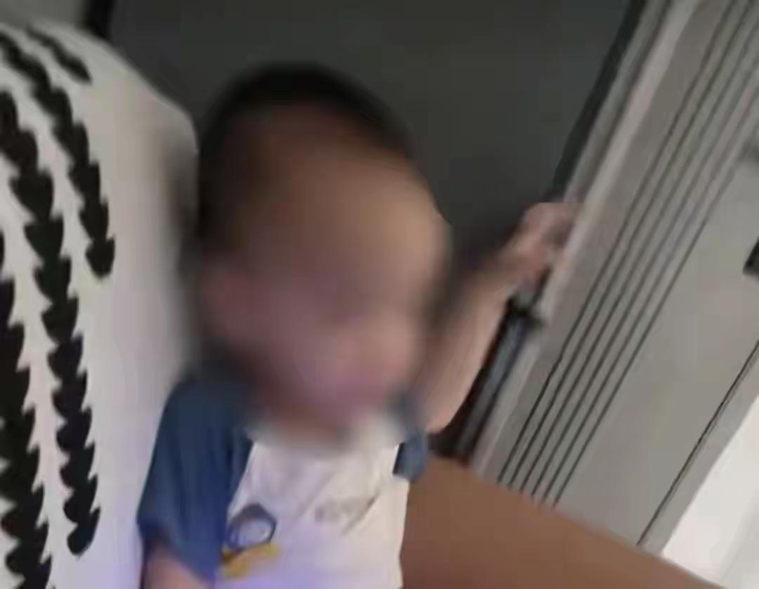 最毒的不是妇人心，而是亲生父亲手里的那张“刑事谅解书”。

1岁半的幼童，3次致