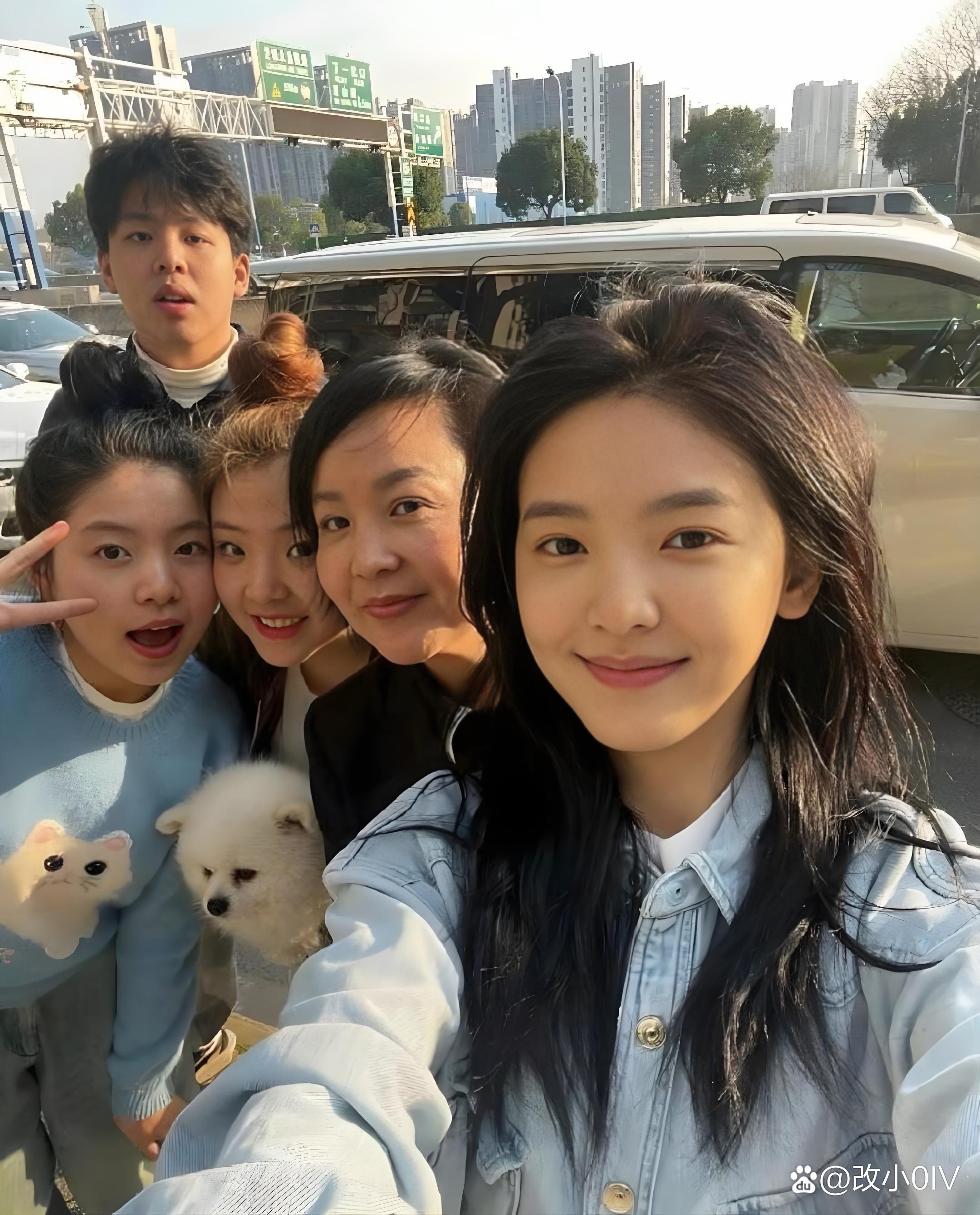 章若楠一家子，她是中了基因彩票那个吧 