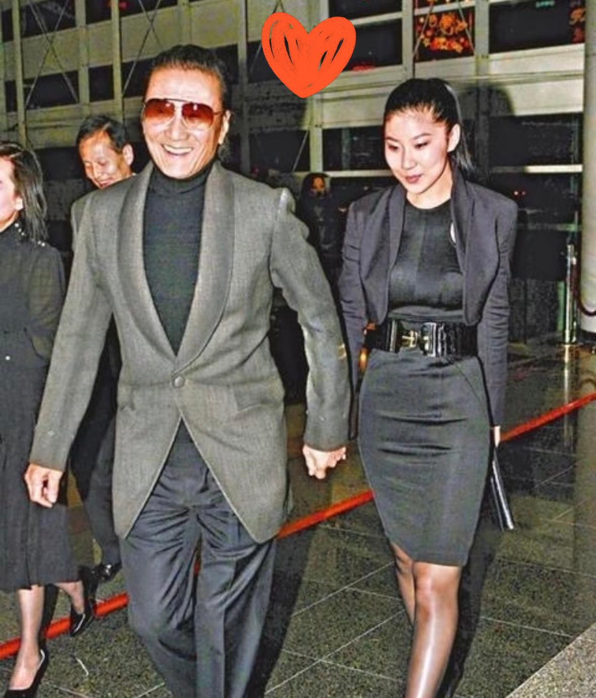 谢贤这人，
看似花心了一辈子，
但真正了解他之后你会发现，
风流的皮囊下藏着的是