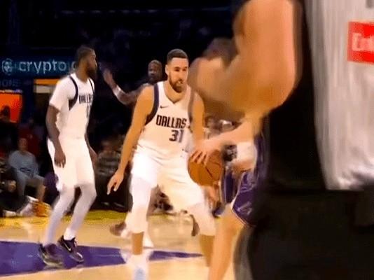 这克莱不得不服是真的不行了，让里夫斯一接一个的强吃。

曾几何时，巅峰克莱是历史