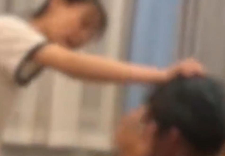 谁能想到妈妈心疼受恐吓的女儿出面理论，一时冲动扇了霸凌男生一巴掌直接踩进法律大坑