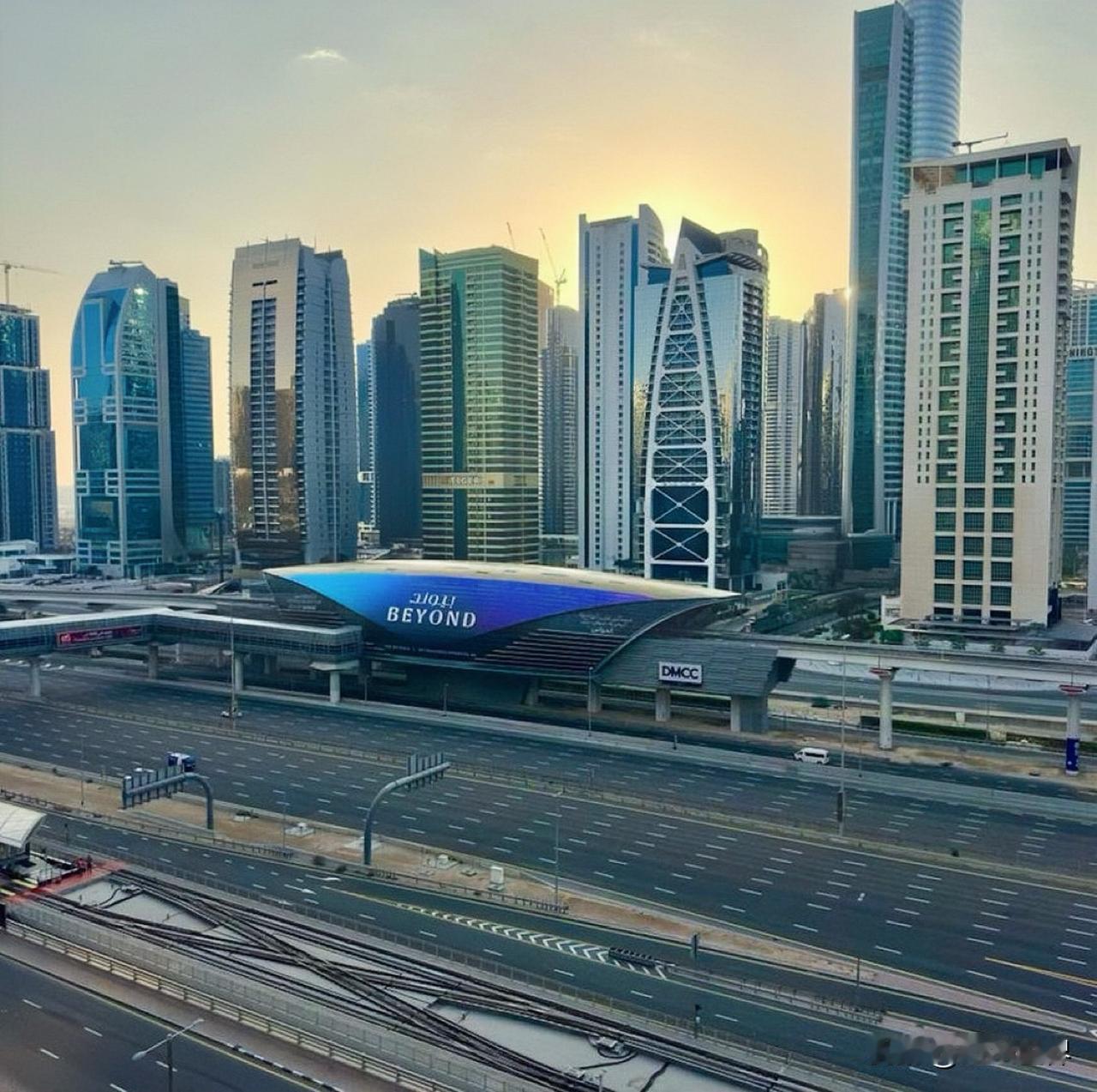 伊朗袭击迪拜后，海滩已被关闭，道路上几乎看不到车辆，街道异常空旷。看看和美国以色