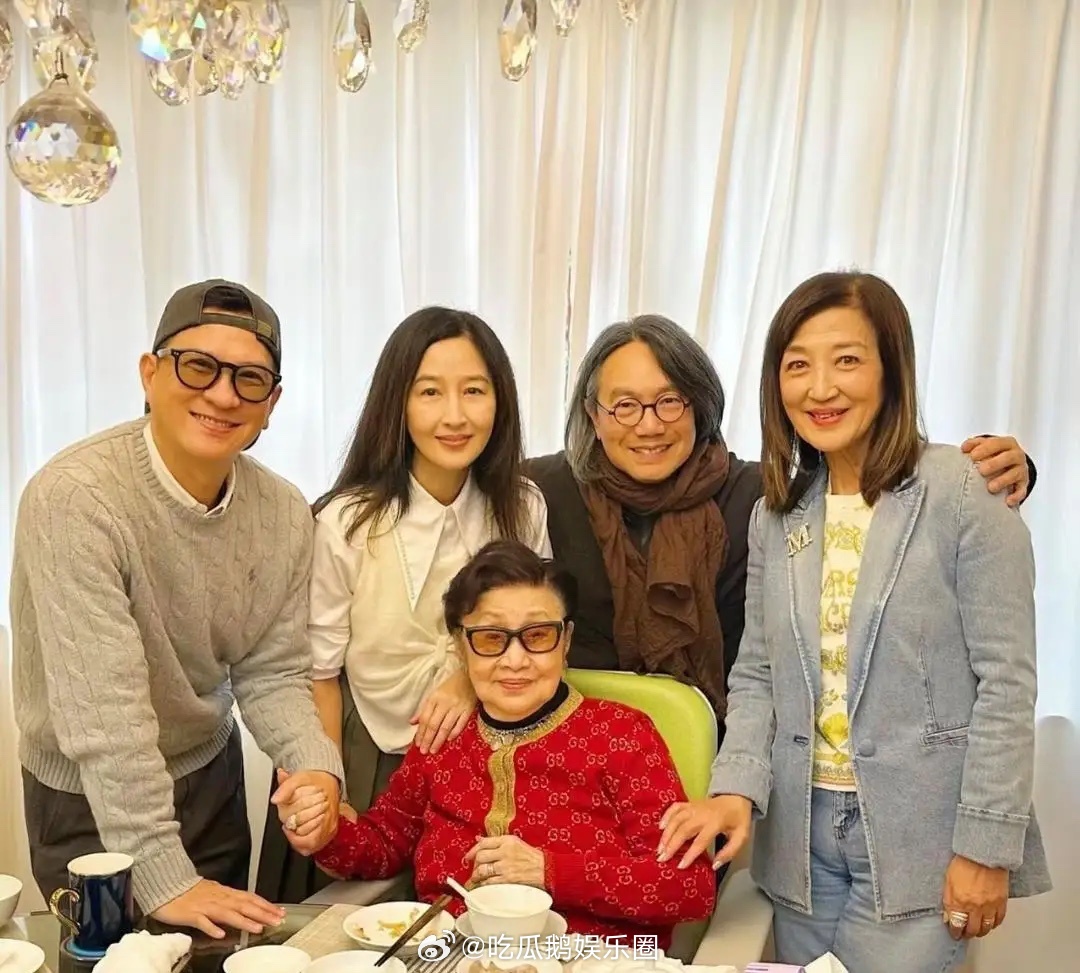 张家辉和老婆关咏荷去看望娱乐圈里的前辈白雪仙奶奶。62岁关咏荷打扮优雅得体，皮肤