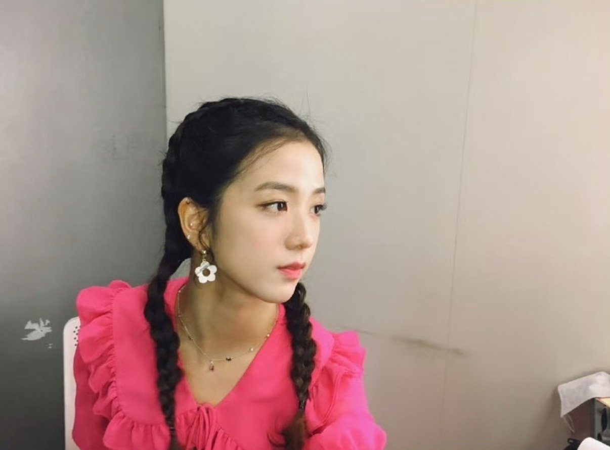 考古Jisoo早期青涩的桃子秀🍑 