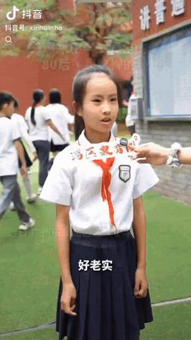 广东广州，一位主持人来到小学里面找“10后”学生，询问“80后”在她们眼中的样子