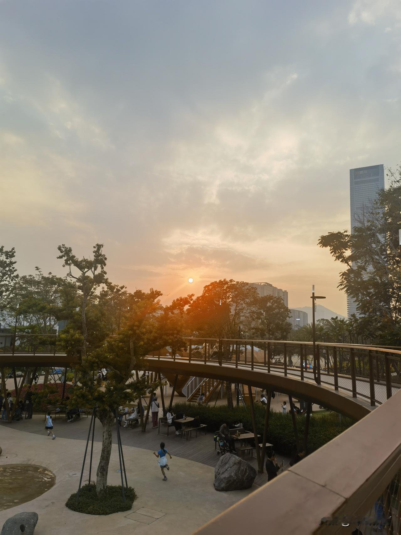 人才公园儿童乐园的日落