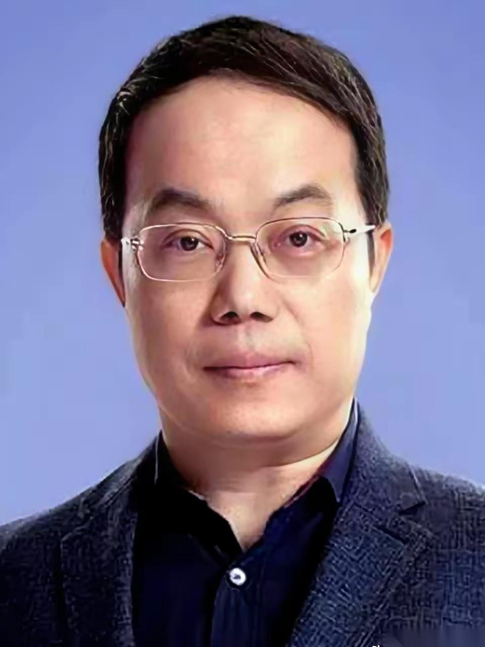 北大心理学教授武志红，扔出一个扎心的说法。
他说，伺候老人，你得先把自己“降级”