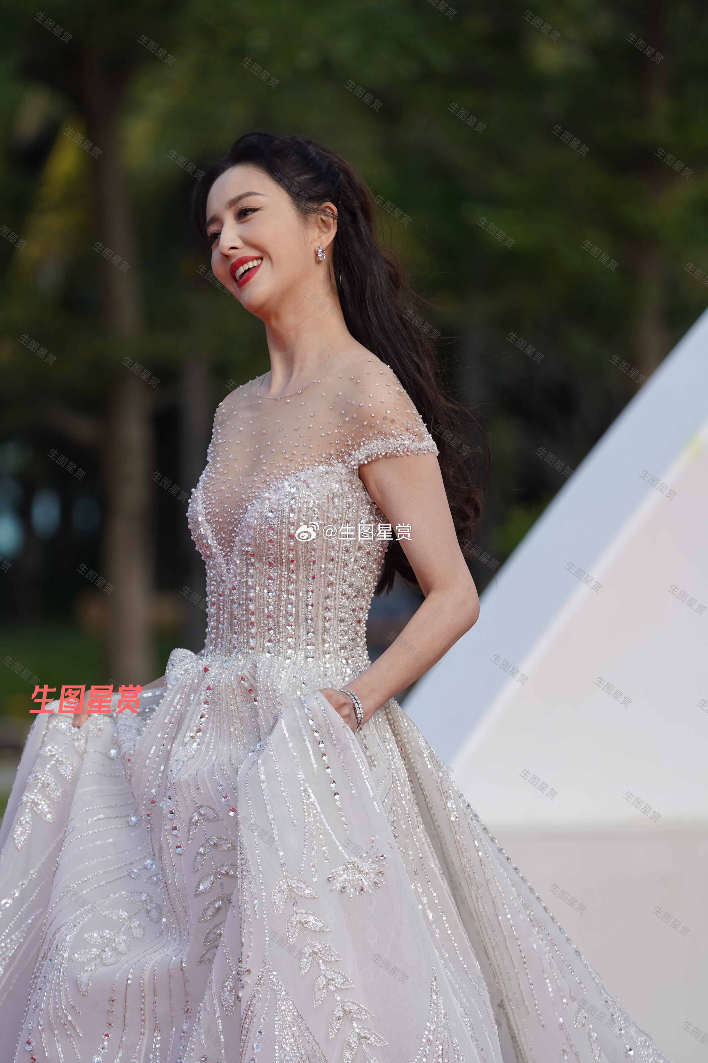 佟丽娅2022年海南岛电影节闭幕红毯，丫丫真人又白又瘦又美💐，好仙气的一套礼服