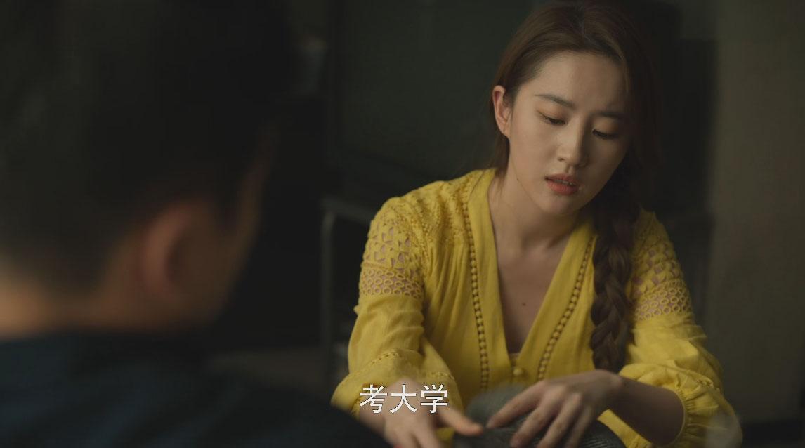 刘亦菲衣服越素五官越突出，衣服越鲜艳反而有点压五官。
#玫瑰的故事#