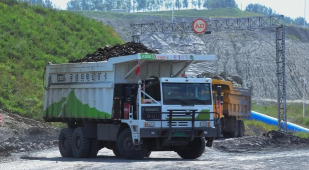 大型矿山都换成电动卡车了？因为一辆90吨的卡车来回拉货，忙活一整天，最后消耗的电