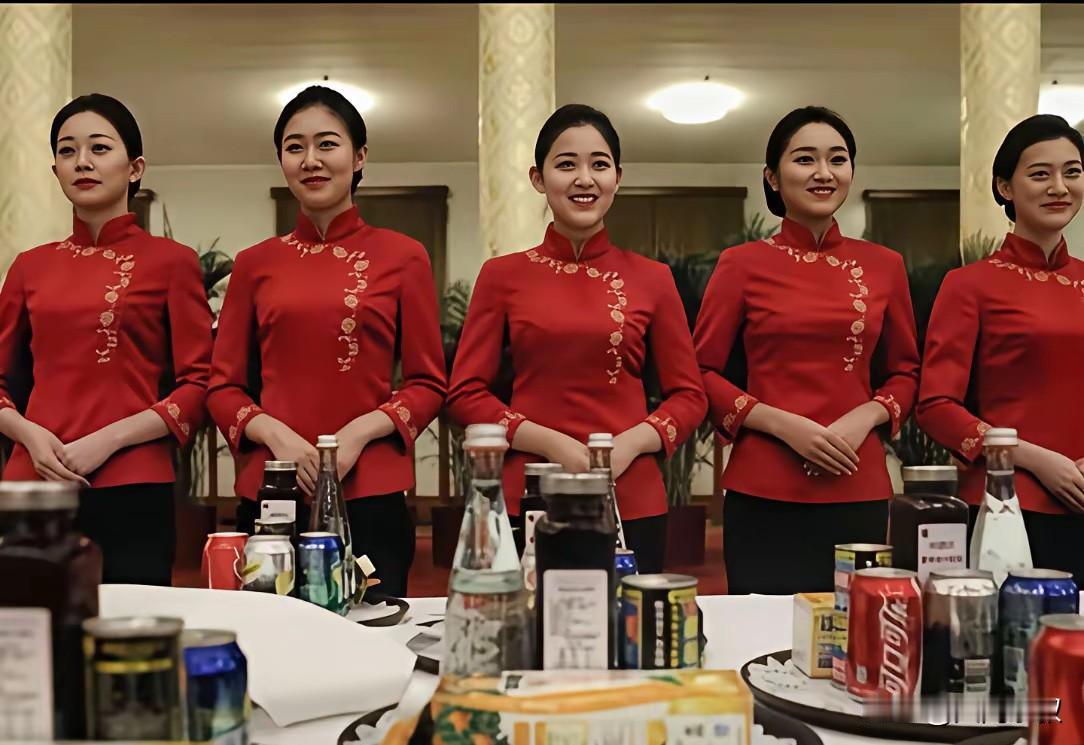 东方美
这张国宴服务员的照片
已经告诉你什么样的女人最美了
红扑扑的脸气色多好