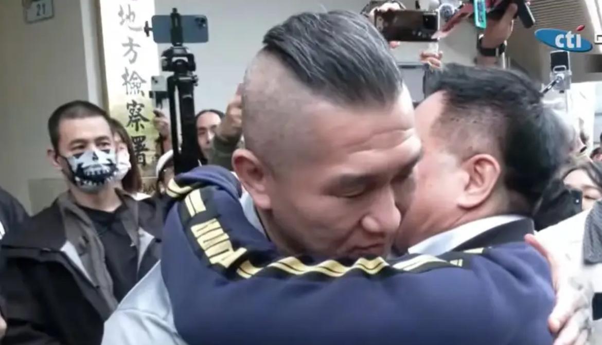 特报报道：
前立委蔡正元今早（27日）9点要入狱服刑，馆长、翟翾等人前来送行，大