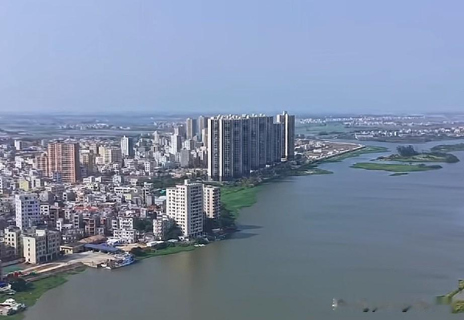 吴川市黄坡镇，据说在湛江当地也算是排名靠前的城镇。这座城镇位于粤西鉴江边，过去曾