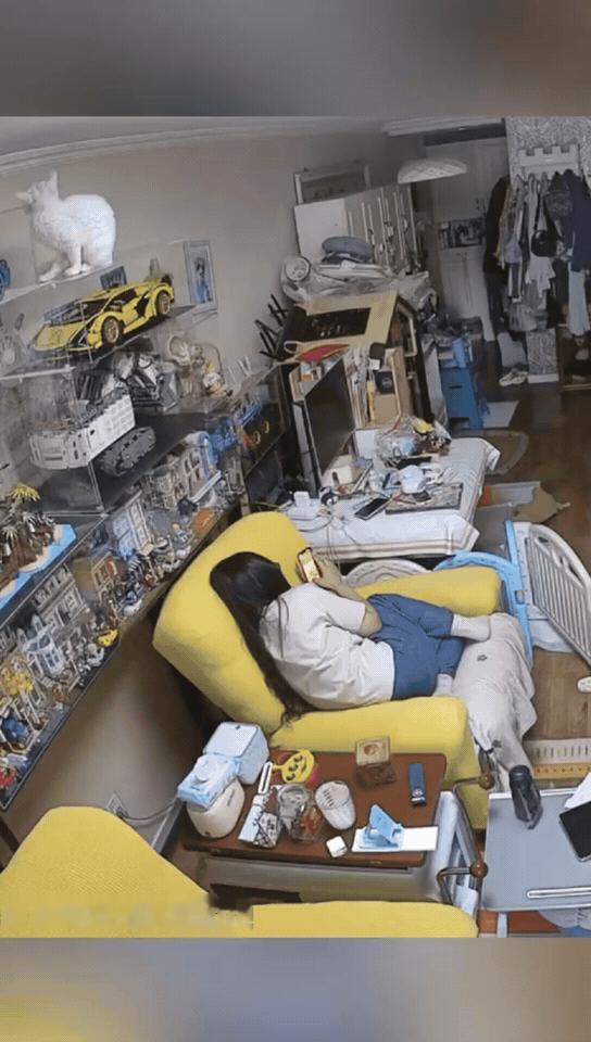监控拍下惊险一幕。女孩正躺在沙发上玩手机，丝毫没有察觉危险正在靠近。
 
身后的