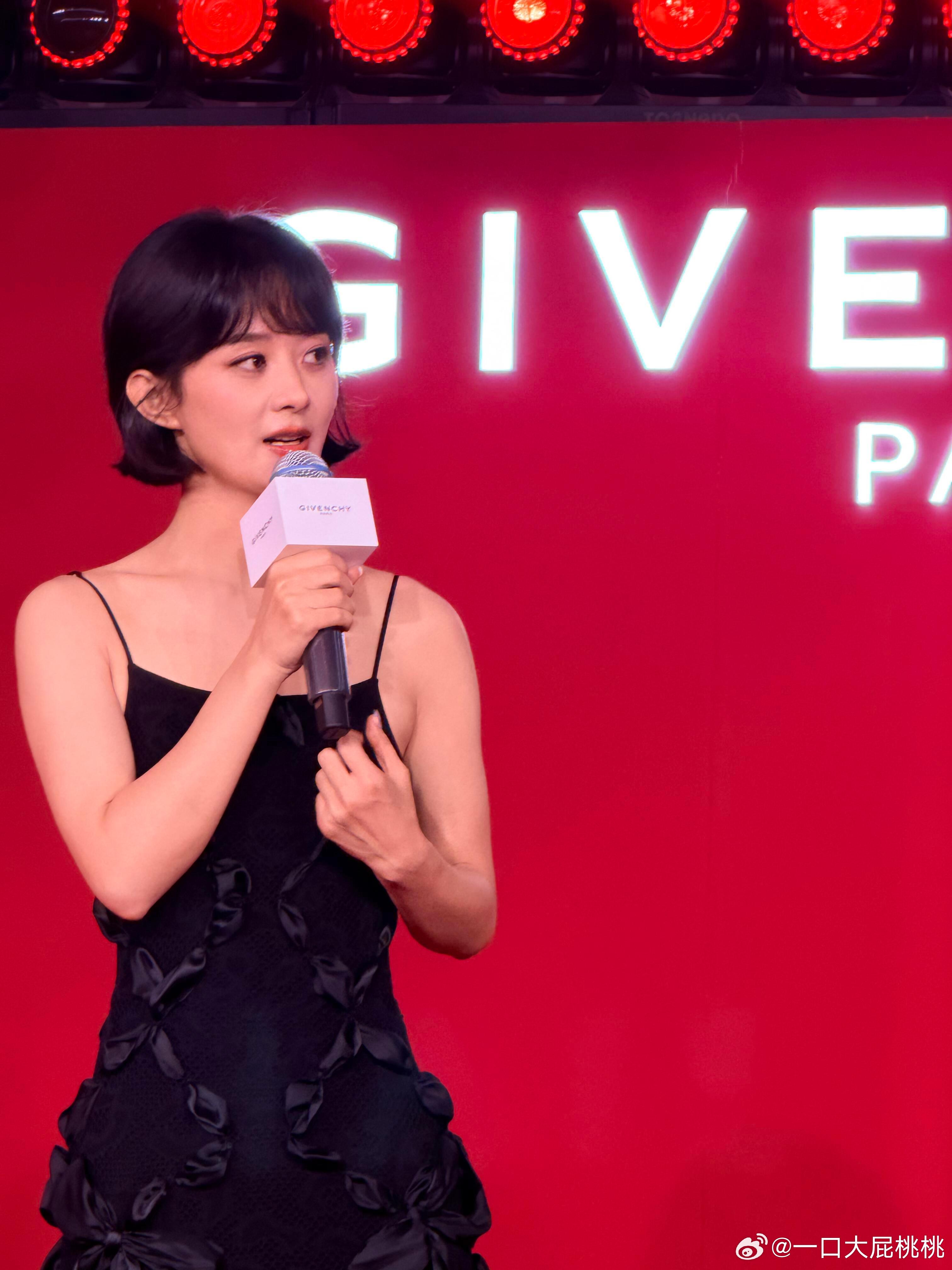 许久未露面的赵丽颖今天亮相品牌美妆活动，短发搭配一袭2026秋冬系列黑色吊带裙，