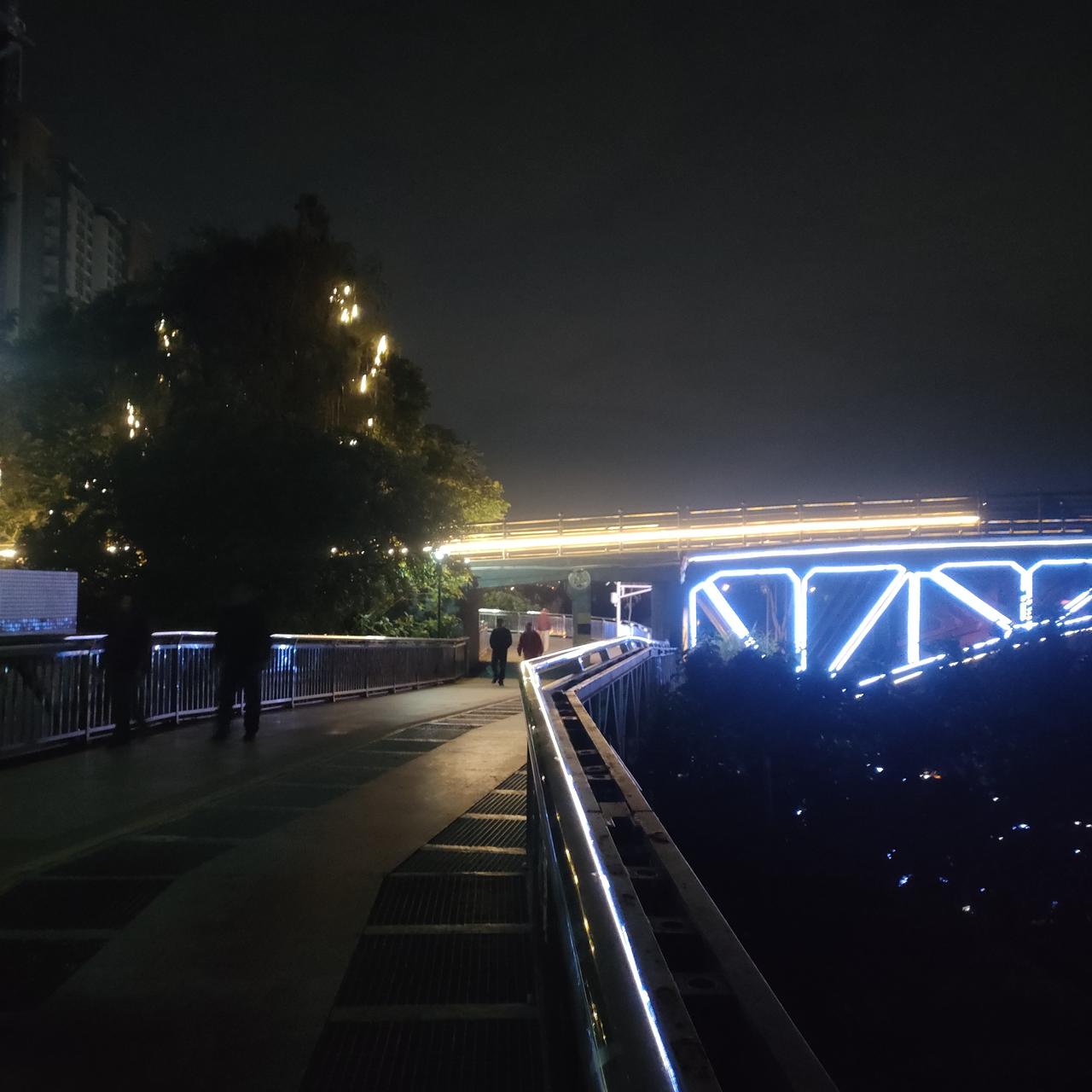 冬日生活打卡季城市里的灯光，美轮美奂，让人心旷神怡，此时此刻只有相机才能表达瞬间