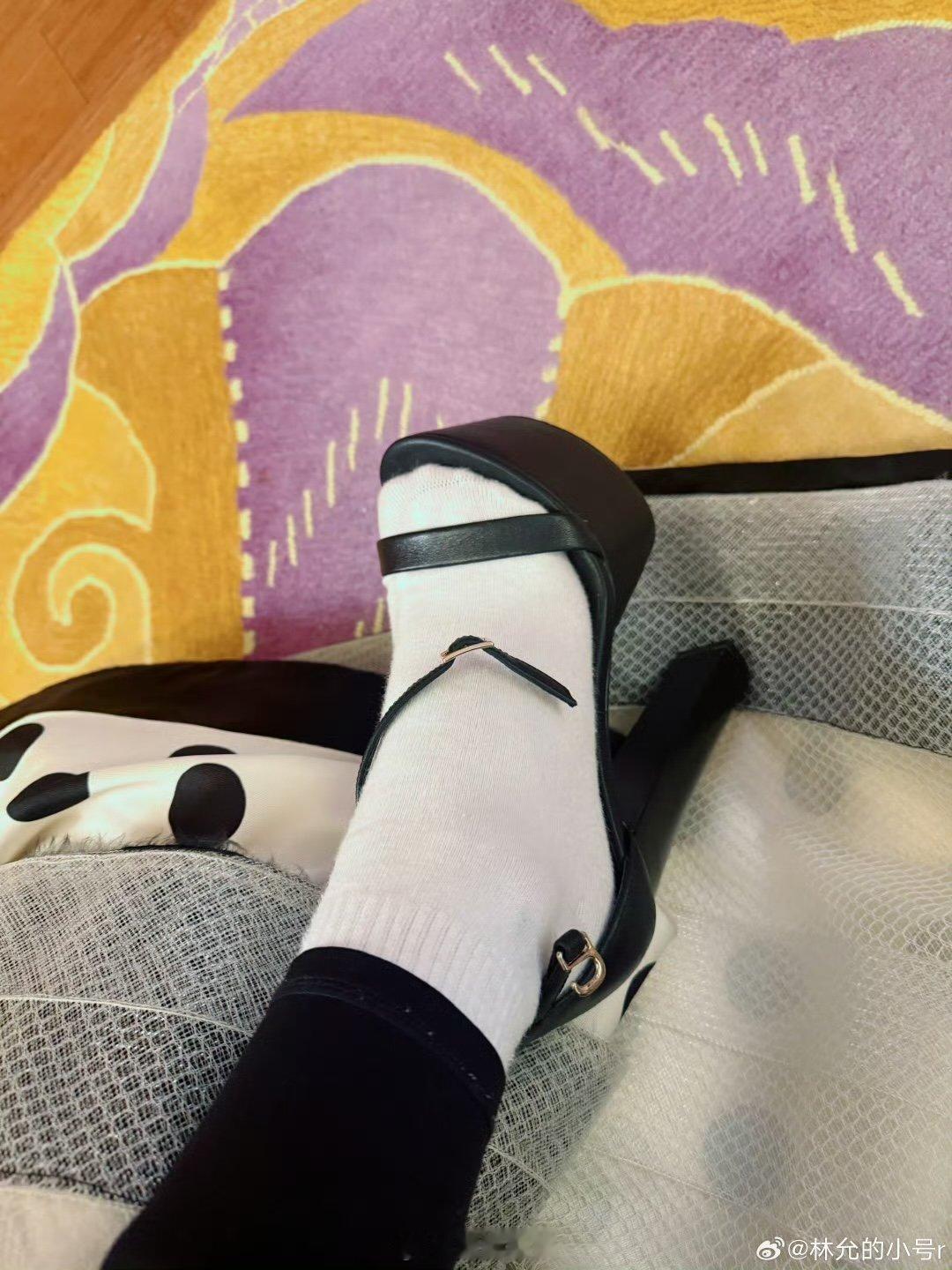 林允穿秋裤了林允红毯摔倒林允穿秋裤了，礼服下还穿着秋裤，好接地气 