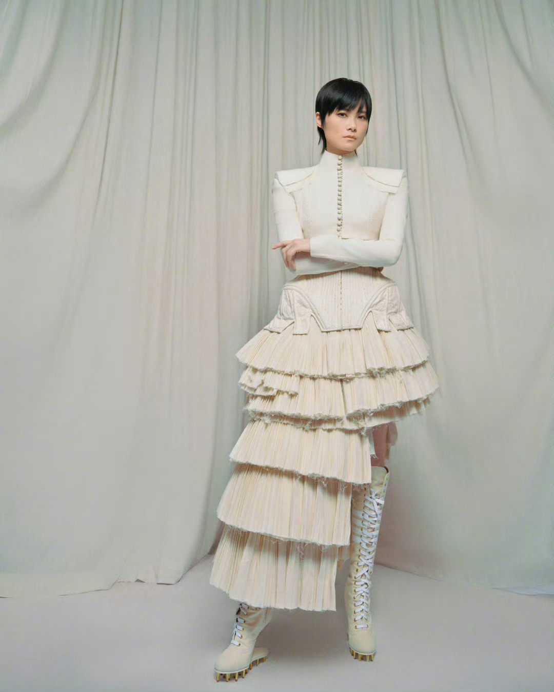 李宇春微博之夜演绎Thom Browne 2024秋冬高定 