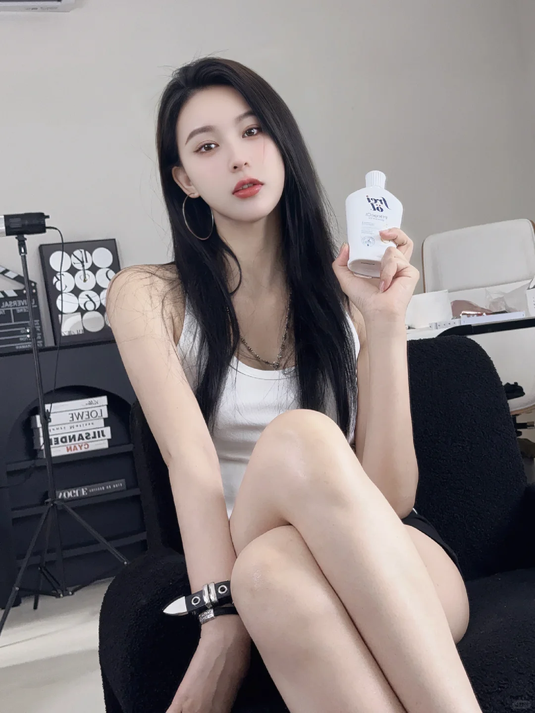 福来身体油我用了两瓶了，感觉一年四季都很适合，秋冬了腿上起皮混点身体乳一起涂真的...