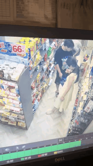 近日，一位身穿黄裙的小姐姐和丈夫在一家超市选购物品，没想小姐姐的一个下蹲动作，把