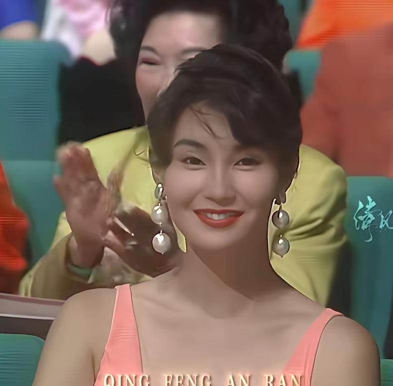 小时候我觉得她一般，现在看她
年轻时候确实有独特的美[心]