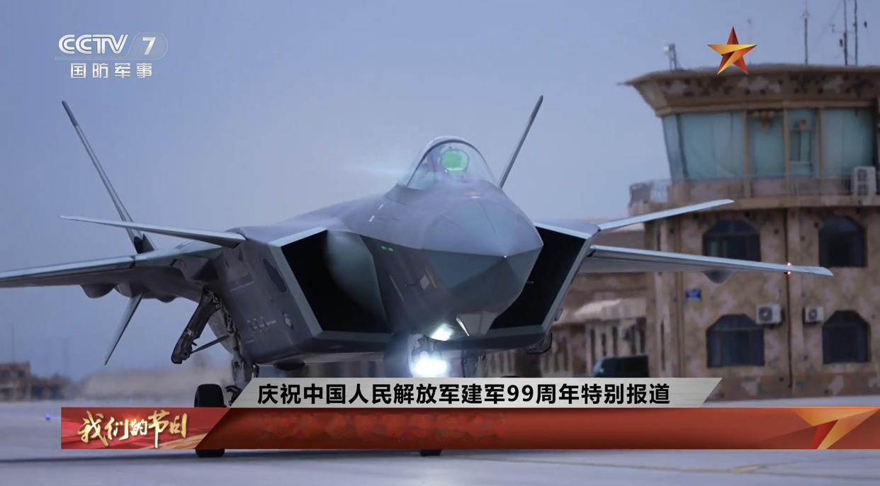 大漠“磨刀石”：从这里走向未来战场！
大漠深处，歼-20隐形战斗机、歼-16重型