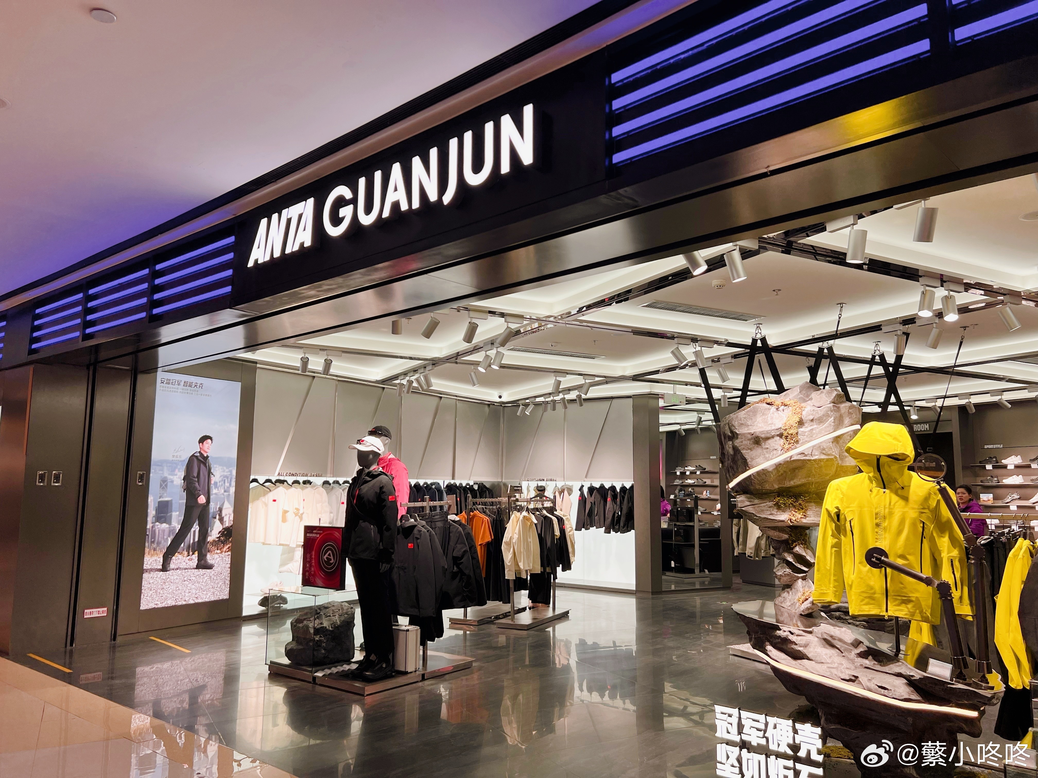 樊振东安踏品牌代言人樊振东 出来看电影，也在安踏冠军遇到我们最帅的代言人了