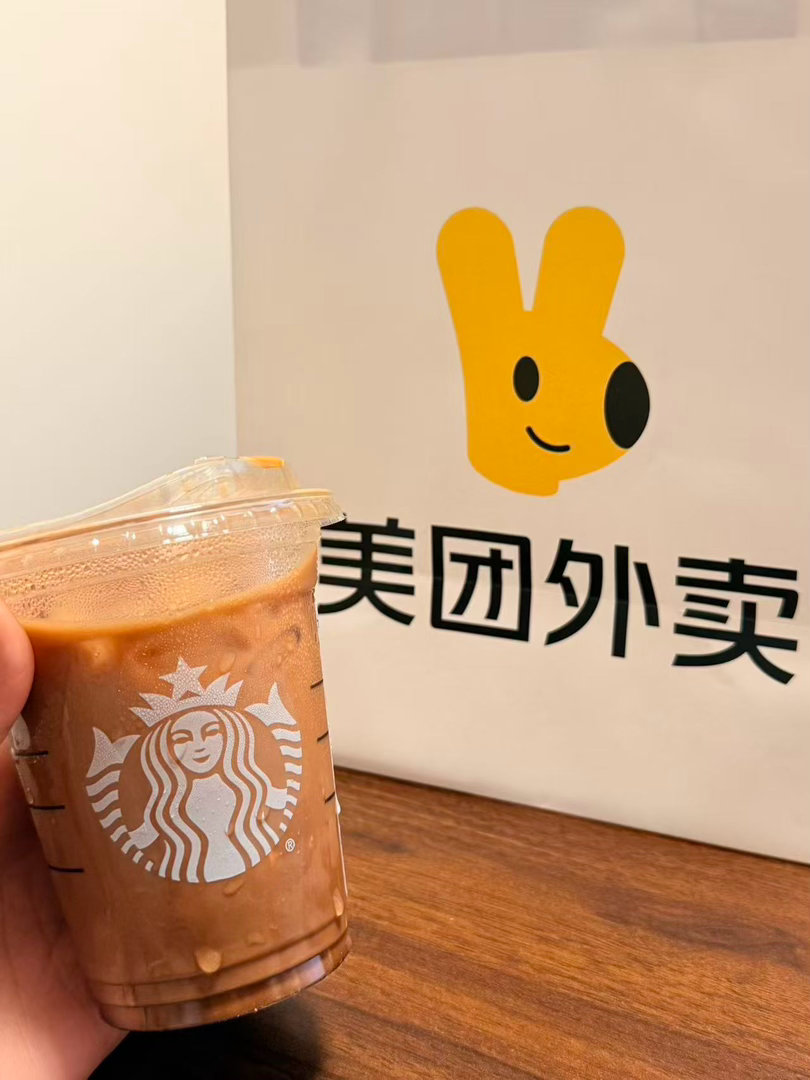 早八人的续命神器就位，一杯布蕾红茶鸳鸯驱散所有困意。打开美团外卖搜索星巴克周杰伦
