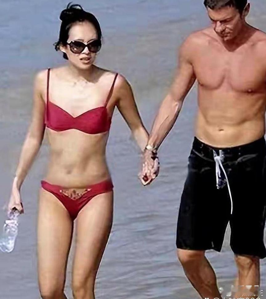 章子怡沙滩秀风姿绰约，绝美氛围感直接拉满！ 