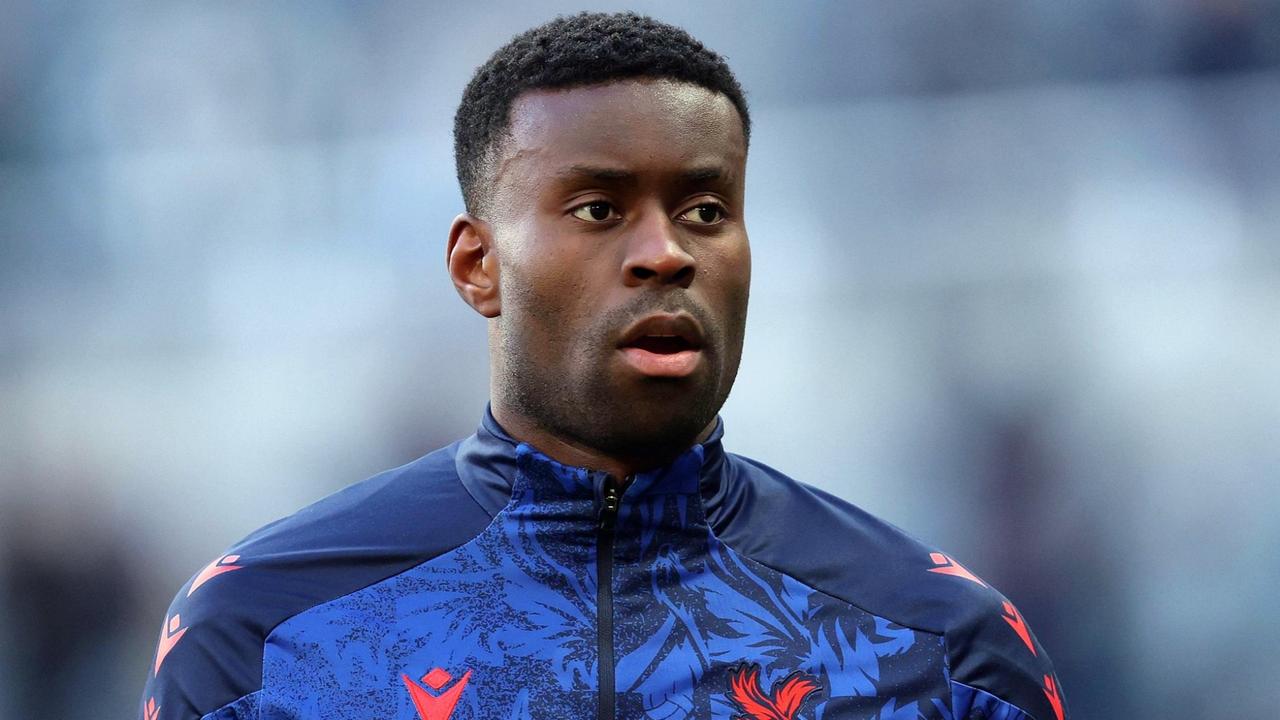 媒体报道，曼城目前正在就签下水晶宫队长格伊进行直接谈判，希望能够签下他。
曼城首